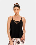 Camisilla de pijama negra para mujer con encaje en escote y tirantes delgados de St. Even para descanso y bienestar.
