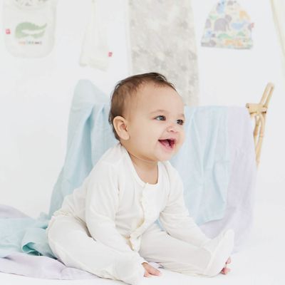Pijama Magnetic Footie Blanca Volantes