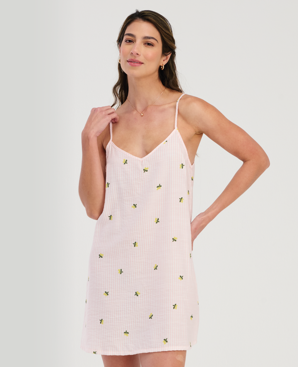 Pijama batola de tirantes para mujer en color rosa con estampado floral sutil, marca St. Even.