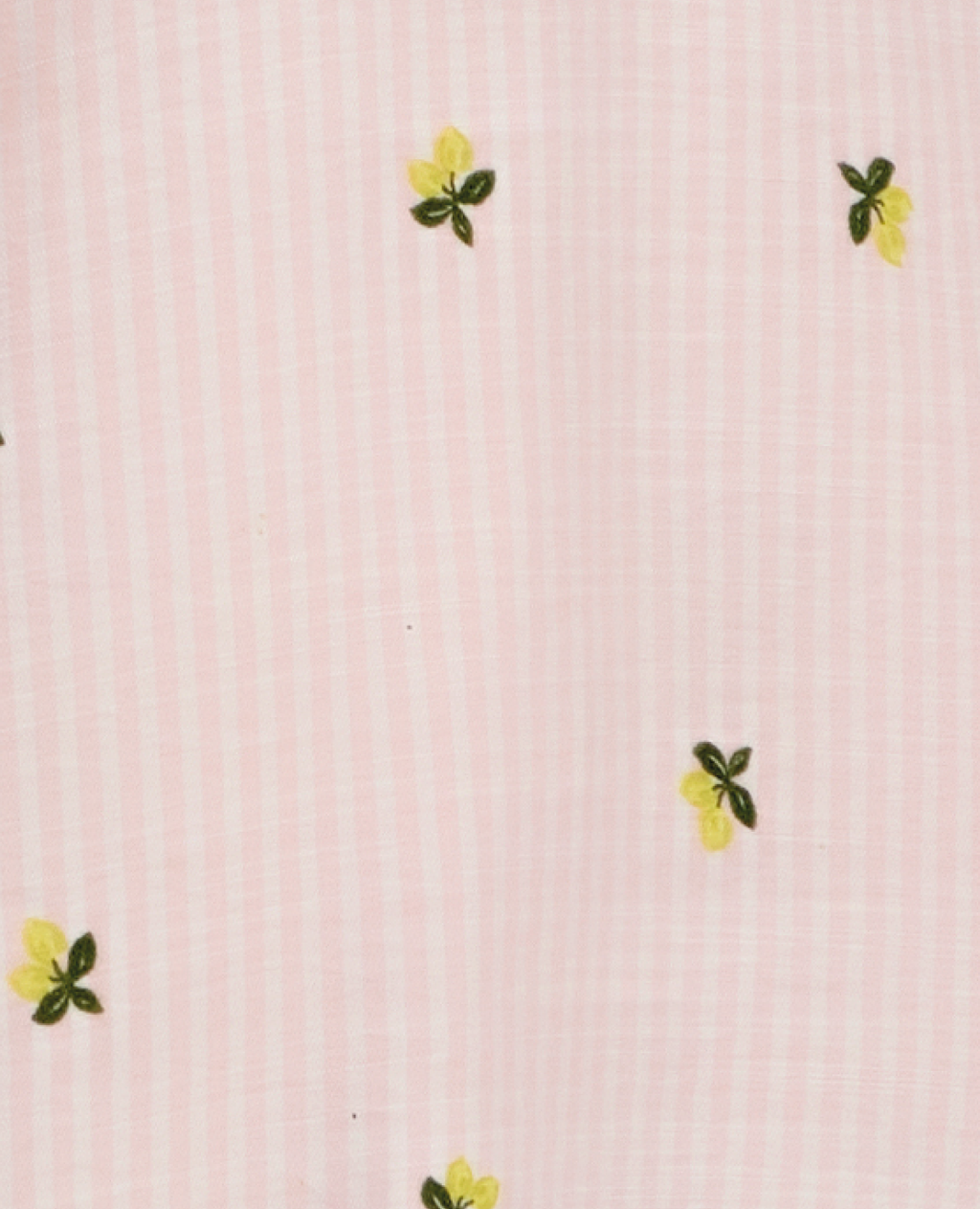 Primer plano de tela de pijama batola rosa con rayas blancas finas y bordado de limones amarillos St. Even.