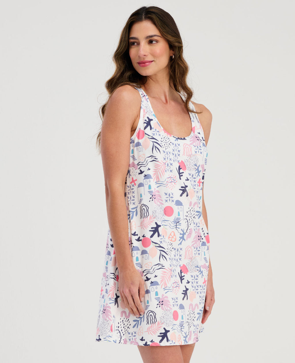 Pijama batola de mujer St Even con silueta atlética y estampado gráfico colorido sobre fondo blanco.