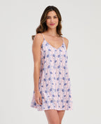 Modelo usando pijama batola rosada con estampado floral azul, escote en V y tirantes ajustables, marca St. Even.