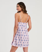 Vista posterior de pijama batola rosada con estampado floral azul, tiras ajustables y silueta amplia para mujer.