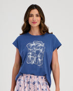 Pijama para mujer St. Even con camiseta azul de manga corta, estampado floral plateado y pantalón rosado.