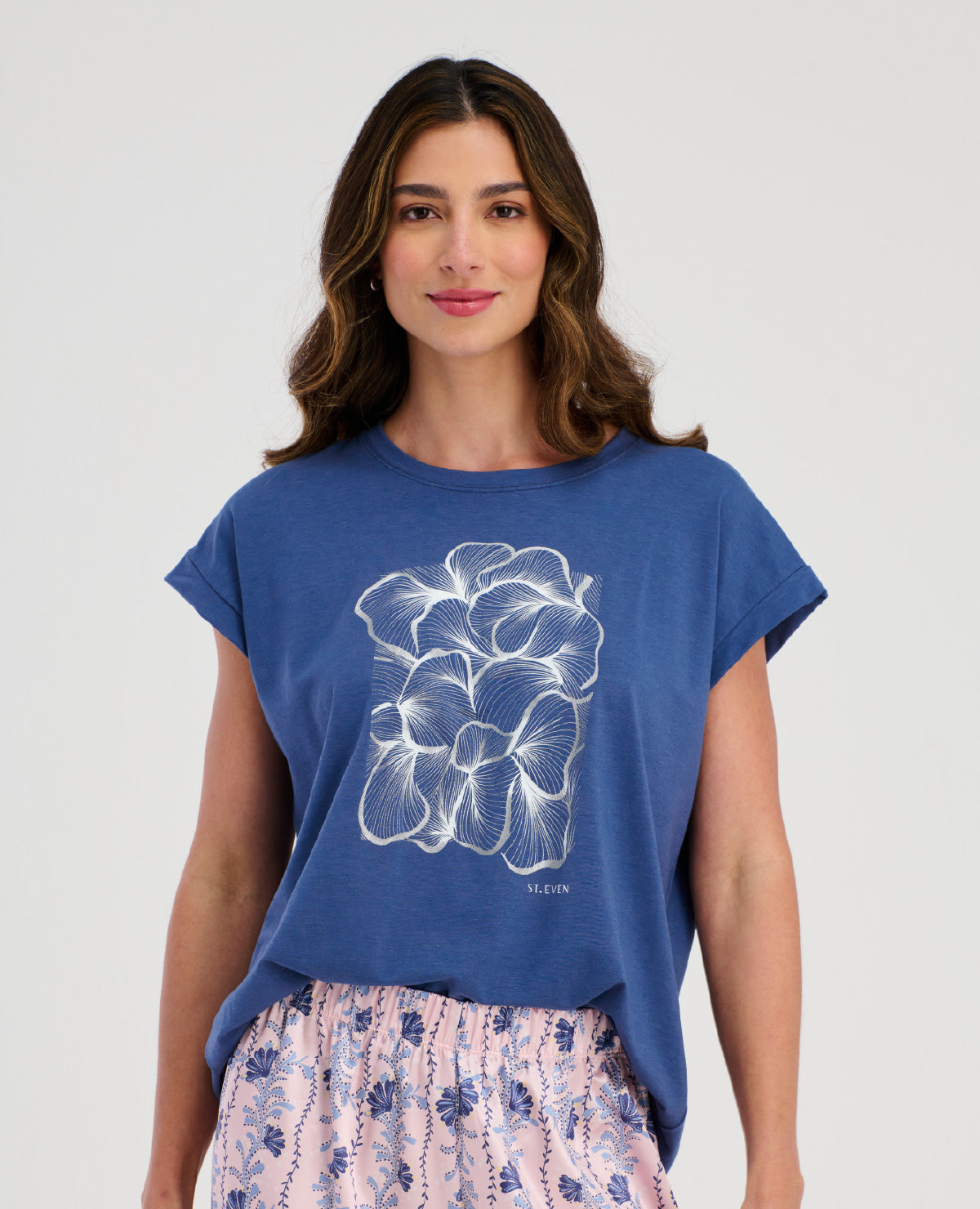 Pijama para mujer St. Even con camiseta azul de manga corta, estampado floral plateado y pantalón rosado.