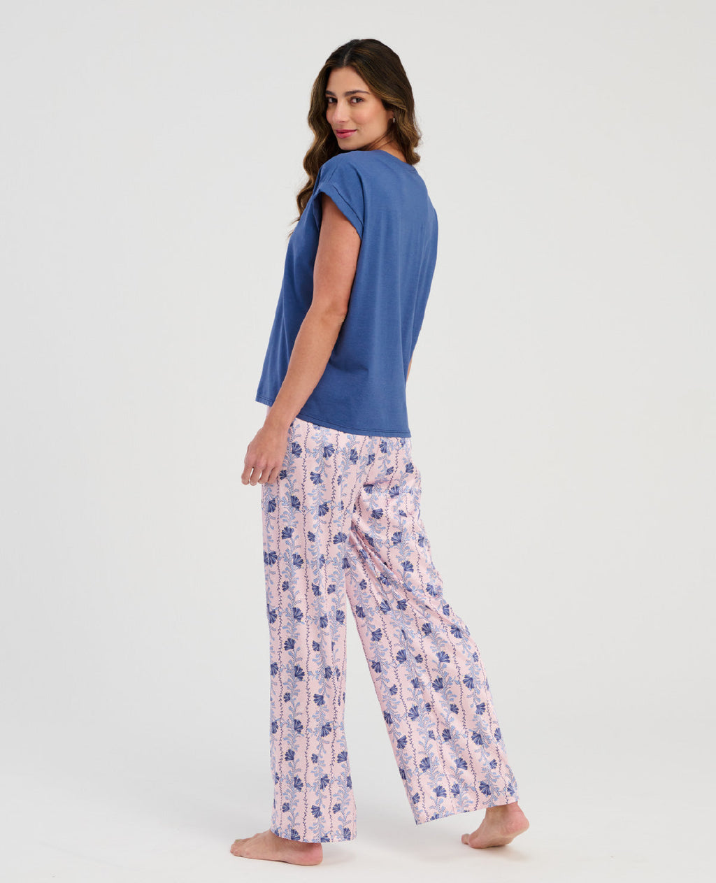 Pijama St. Even para mujer: camiseta azul de manga corta y pantalón largo con estampado floral rosa y azul.
