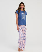 Pijama de mujer St. Even: camiseta azul manga corta con estampado y pantalón largo rosado con diseño botánico.
