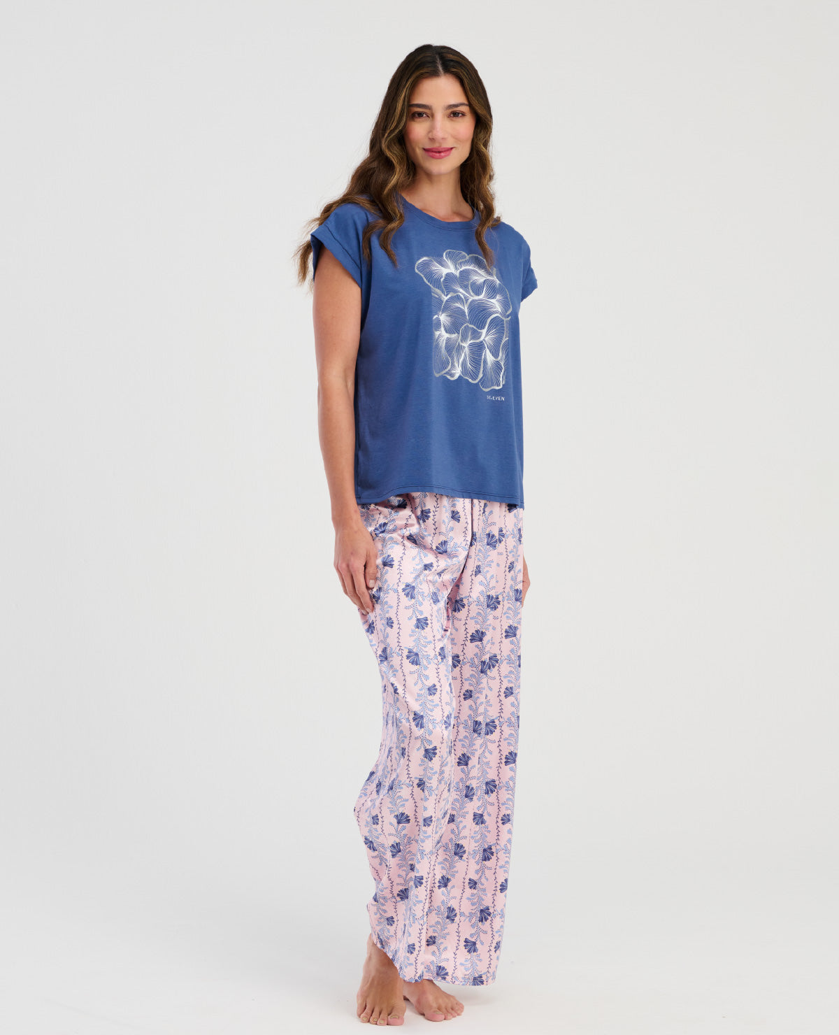 Pijama de mujer St. Even: camiseta azul manga corta con estampado y pantalón largo rosado con diseño botánico.