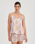 Pijama de satín rosada para mujer con estampado floral, blusa de tiras ajustables y short cómodo.