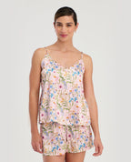 Pijama de satín rosada para mujer con estampado floral, blusa de tiras ajustables y short cómodo.