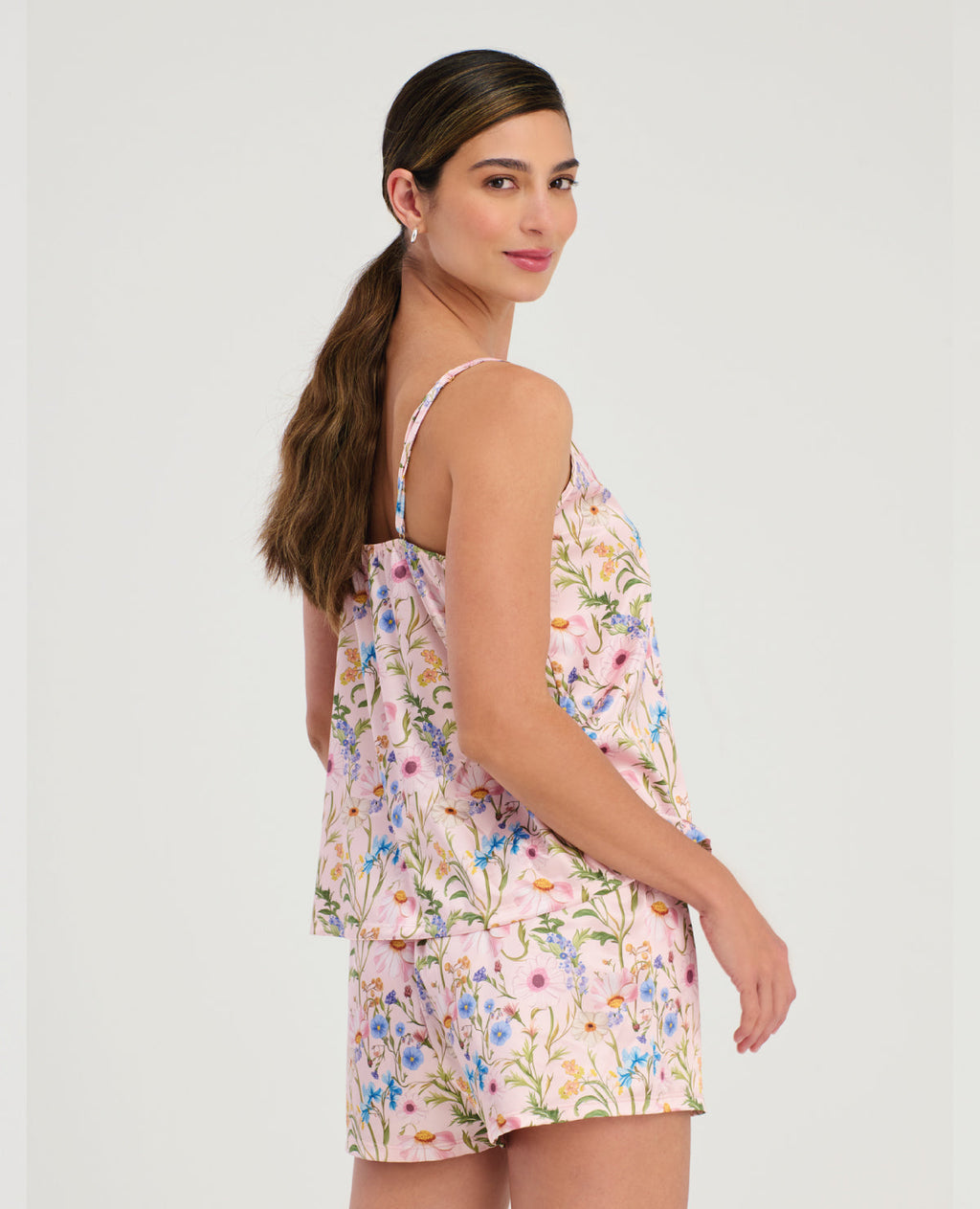 Pijama de short y blusa en satín para mujer con estampado floral rosa y tiras ajustables de St. Even.