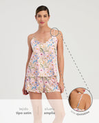 Pijama de satín para mujer con blusa de tiras ajustables y short estampado floral en silueta amplia.