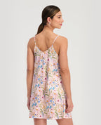 Pijama batola para mujer en satín rosado con estampado floral, tiras delgadas y escote en V posterior, marca ST EVEN.