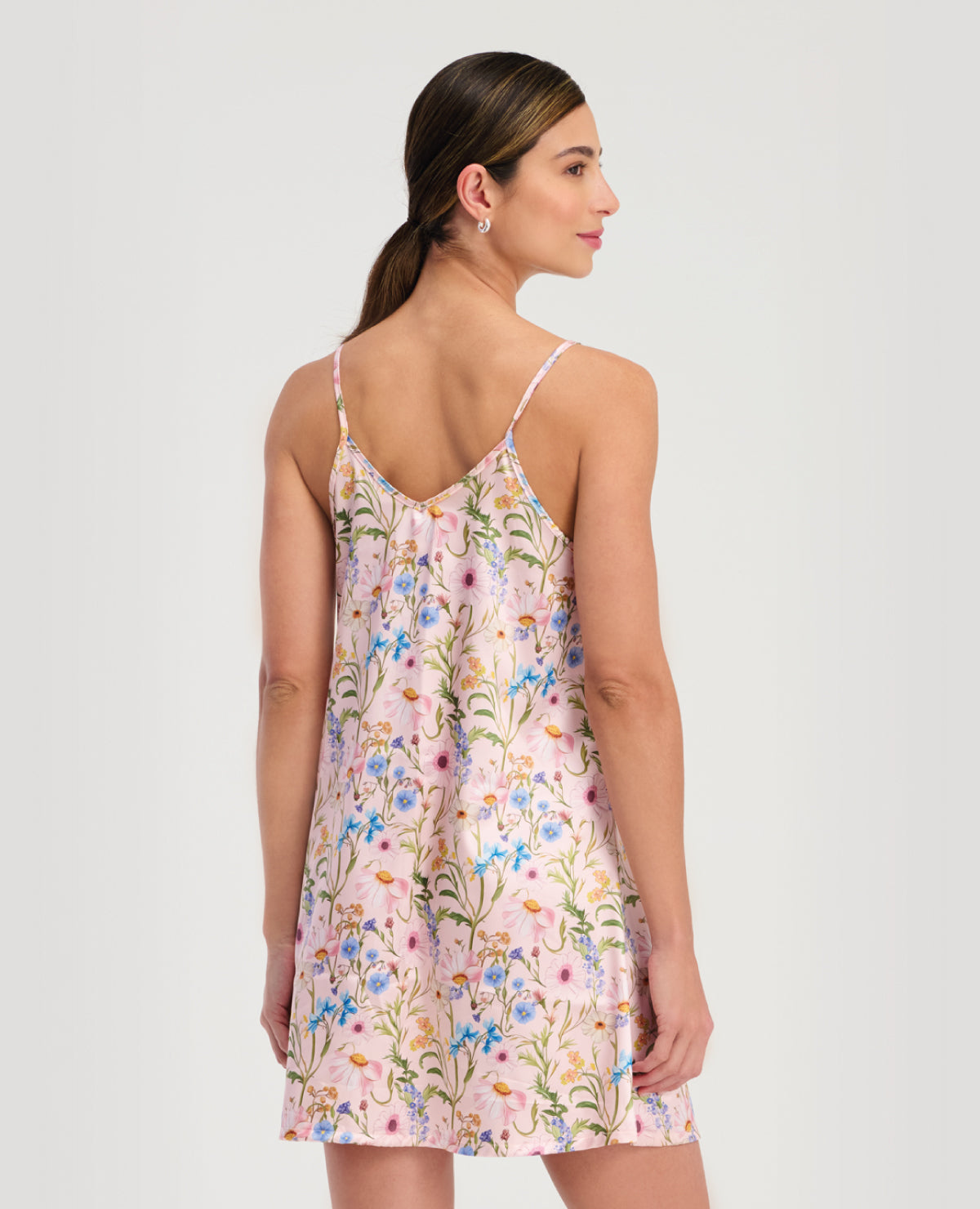 Pijama batola para mujer en satín rosado con estampado floral, tiras delgadas y escote en V posterior, marca ST EVEN.