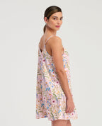 Modelo usando pijama batola de satín rosa con estampado floral, escote en V y tiras finas de St. Even.