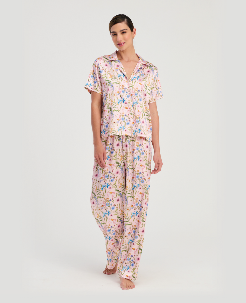 Pijama St. Even para mujer en satín floral con camisa de manga corta, botones y pantalón largo de descanso.