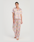 Pijama St. Even para mujer en satín floral con camisa de manga corta, botones y pantalón largo de descanso.