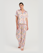 Pijama St. Even para mujer en satín floral con camisa de manga corta, botones y pantalón largo de descanso.