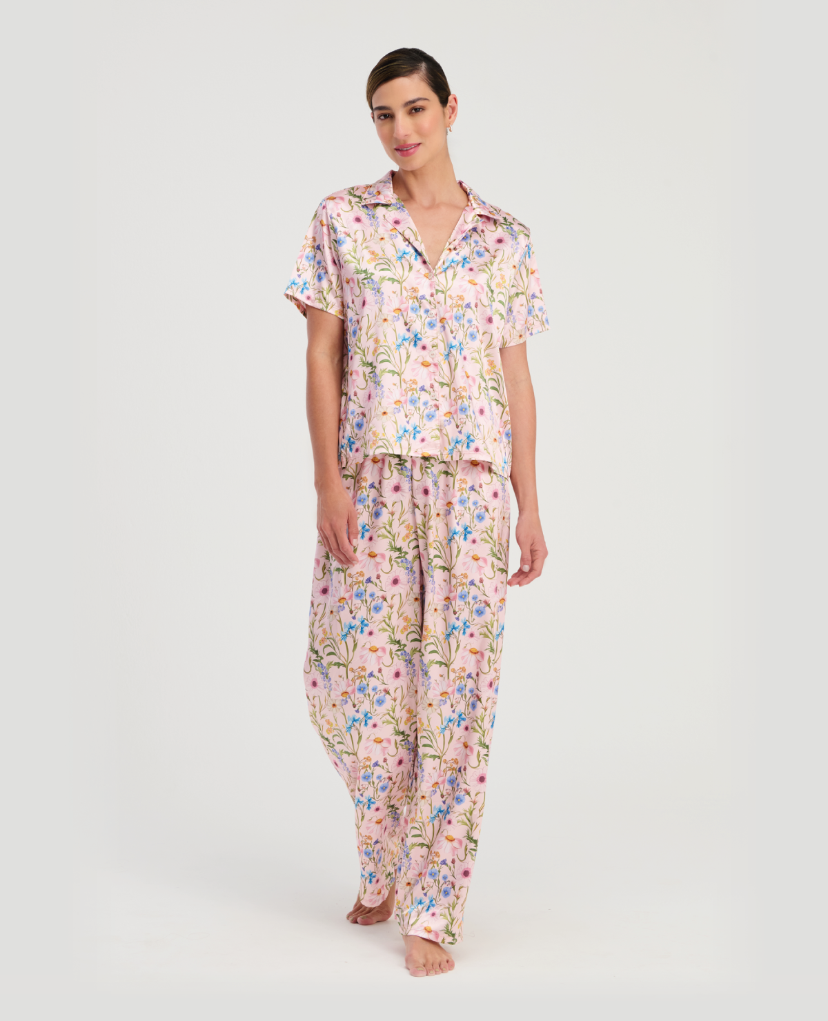Pijama St. Even para mujer en satín floral con camisa de manga corta, botones y pantalón largo de descanso.