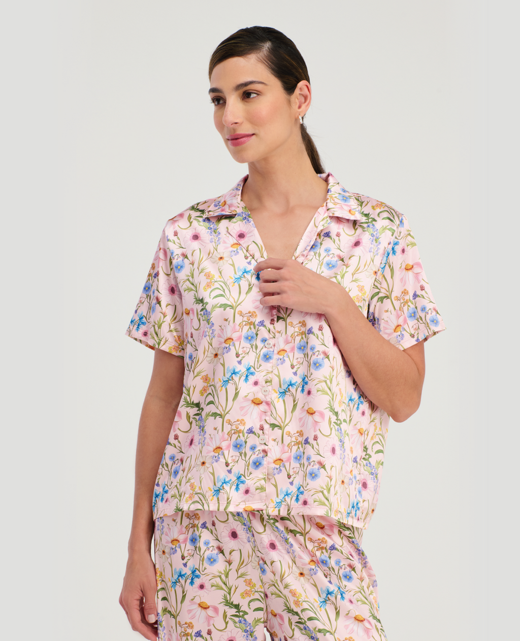 Pijama St. Even para mujer en satín rosado con estampado floral, camisa de manga corta con botones y pantalón largo.