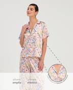 Pijama St. Even para mujer en satín floral con camisa de botones, cuello clásico y pantalón de silueta amplia.
