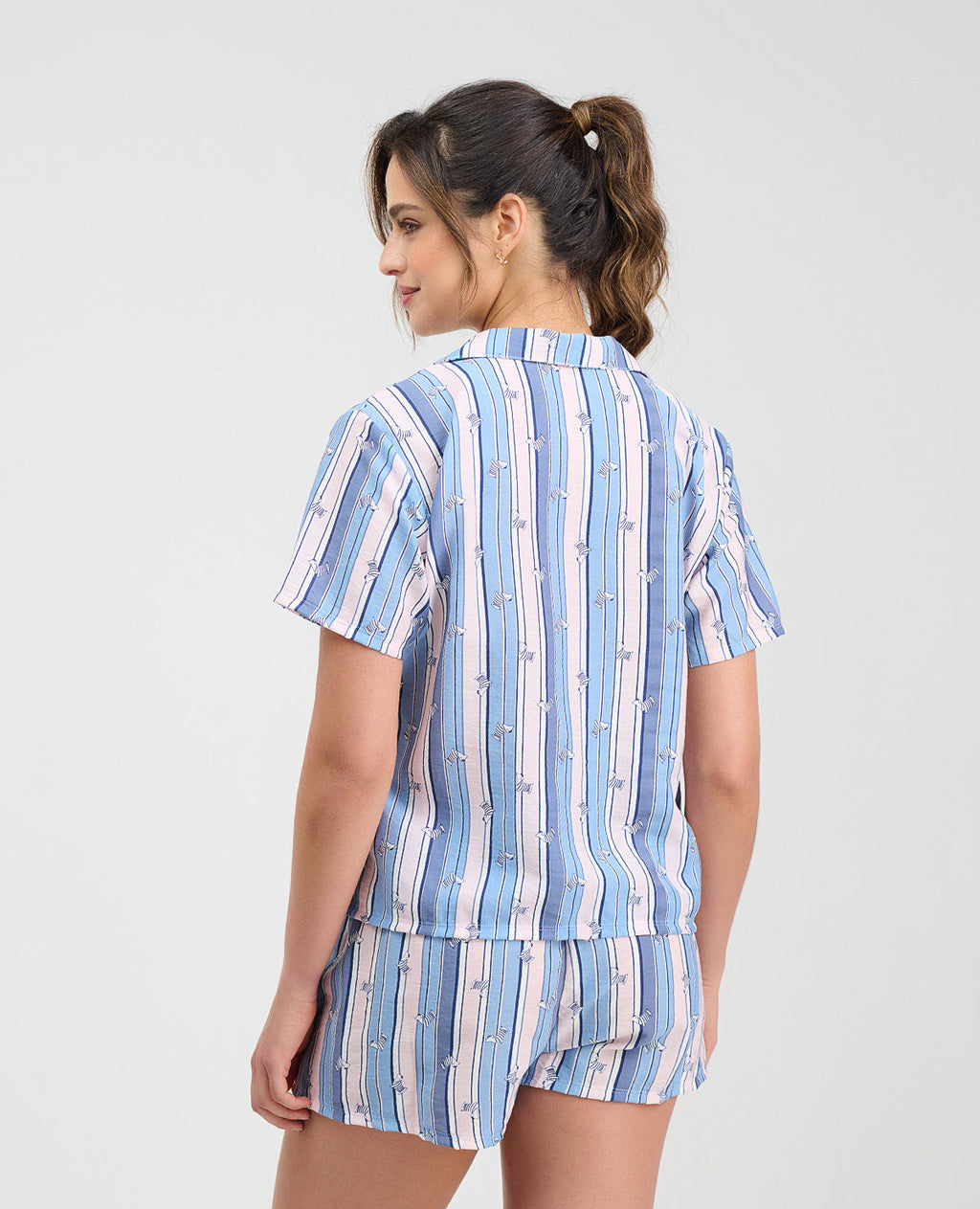 Pijama St. Even para mujer con camisa manga corta y short de rayas azules y rosadas, vista posterior.