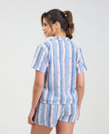 Pijama St. Even para mujer con camisa manga corta y short de rayas azules y rosadas, vista posterior.