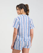 Pijama St. Even para mujer con camisa manga corta y short de rayas azules y rosadas, vista posterior.