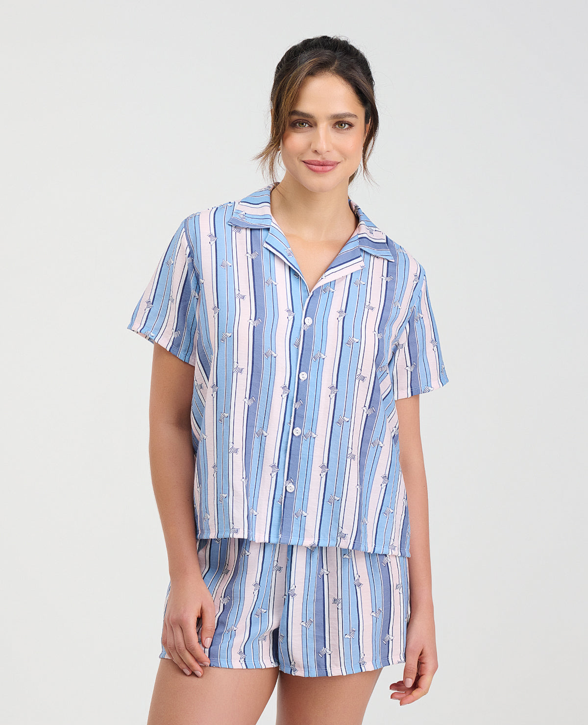 Pijama de short para mujer St. Even con camisa de manga corta a rayas azules y rosadas y botones frontales.