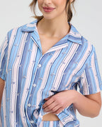 Pijama de short y camisa manga corta St. Even para mujer, diseño de rayas azules y blancas con botones frontales.