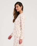 Pijama para mujer St. Even con camiseta manga larga y pantalón de estampado animal en tono beige y rosado.
