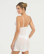 Batola pijama blanca en tejido traslúcido con diseño de rayas, tiras ajustables y silueta semi ajustada para mujer.