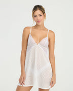 Pijama batola para mujer en tejido blanco translúcido con busto de encaje, escote en V y tirantes delgados.