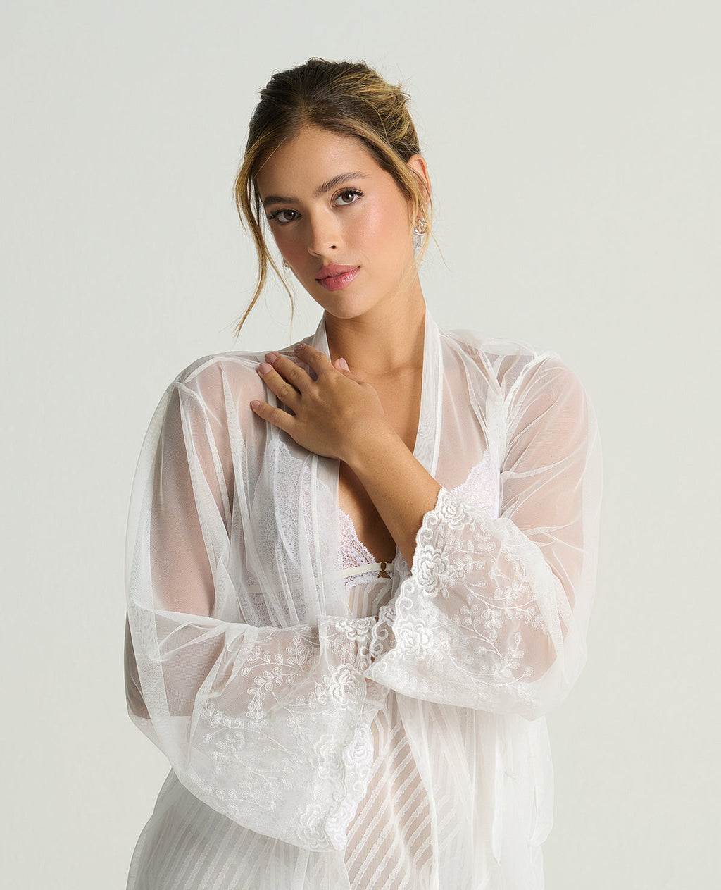 Kimono de tul blanco con bordados florales en las mangas y diseño ligero para mujer.