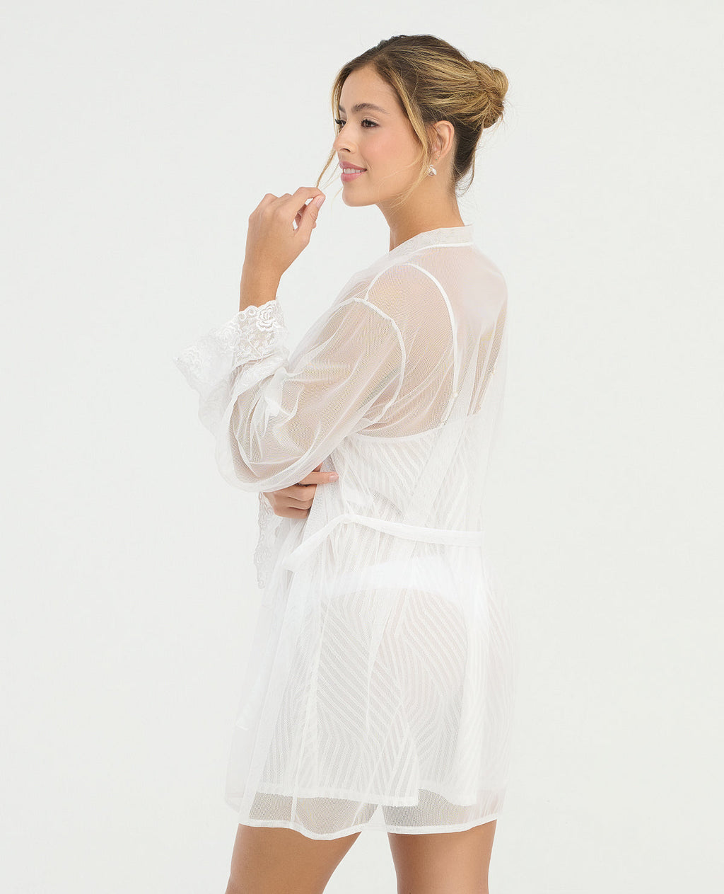 Kimono blanco en tul ligero con detalles bordados en las mangas para mujer, ideal para ropa de descanso.
