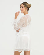 Kimono blanco en tul ligero con detalles bordados en las mangas para mujer, ideal para ropa de descanso.
