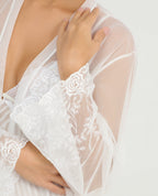 Kimono blanco en tul para mujer con detalle de bordado floral elegante en las mangas para ropa de descanso.