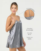 Pijama batola de satín plateado con escote en V, encaje y tiras ajustables. Ropa de dormir elegante para mujer.