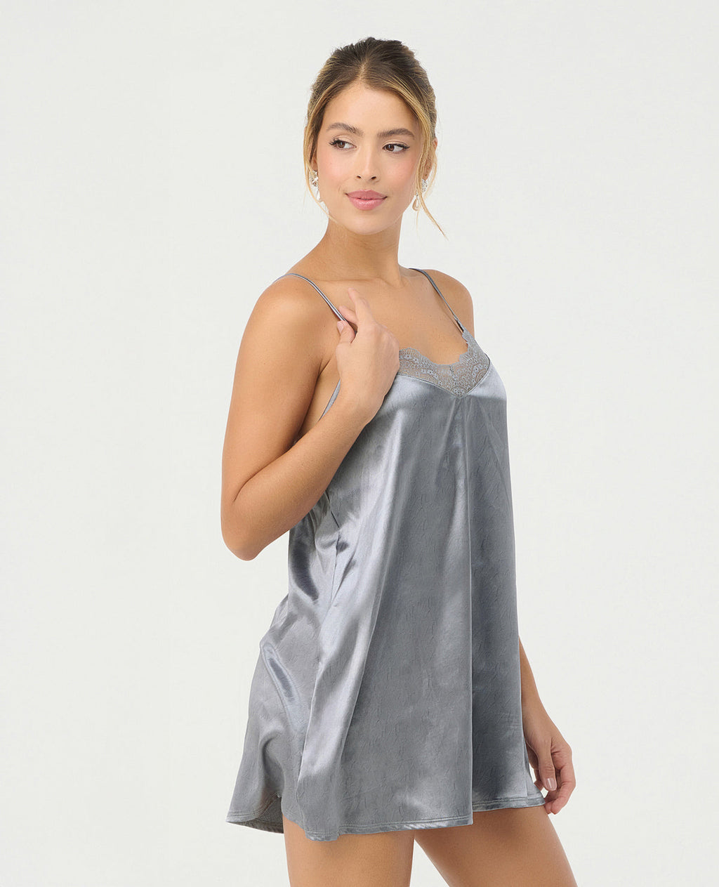 Pijama batola de satín gris para mujer con escote en V, detalle de encaje y tiras ajustables.