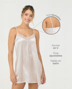 Pijama batola de satín color crema con escote en V, encaje y tiras ajustables de St. Even.