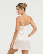 Pijama batola de satín color champaña con tiras ajustables y elástico en espalda para ropa de dormir.