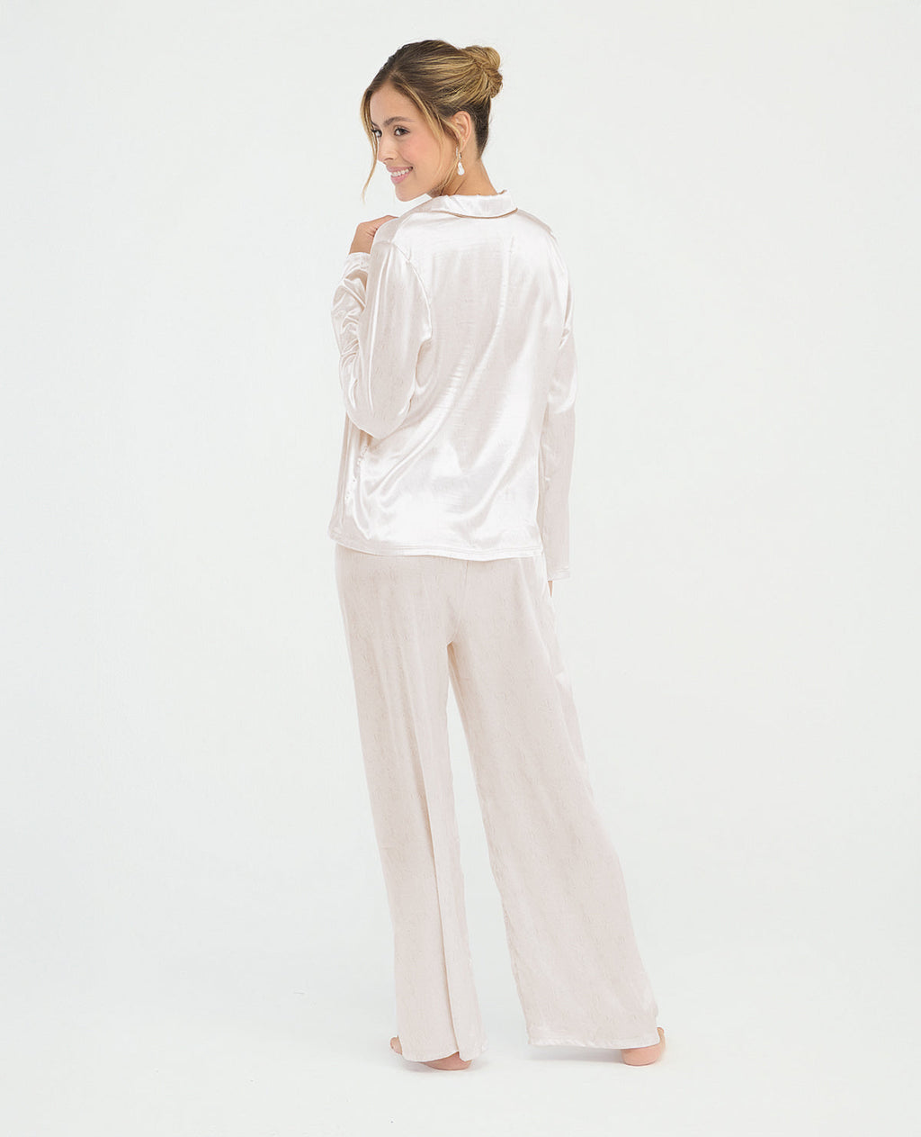 Pijama para mujer en satín marfil con camisa de manga larga y pantalón largo de ajuste relajado.
