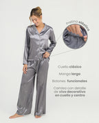 Pijama gris de satín para mujer con camisa manga larga, pantalón de pretina elástica y botones funcionales.