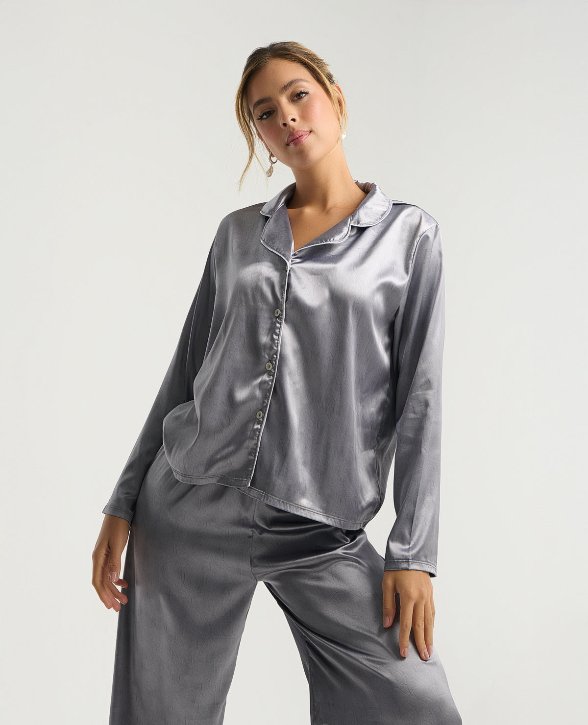 Pijama de satín gris para mujer con camisa de manga larga, cuello clásico y pantalón fluido de descanso.