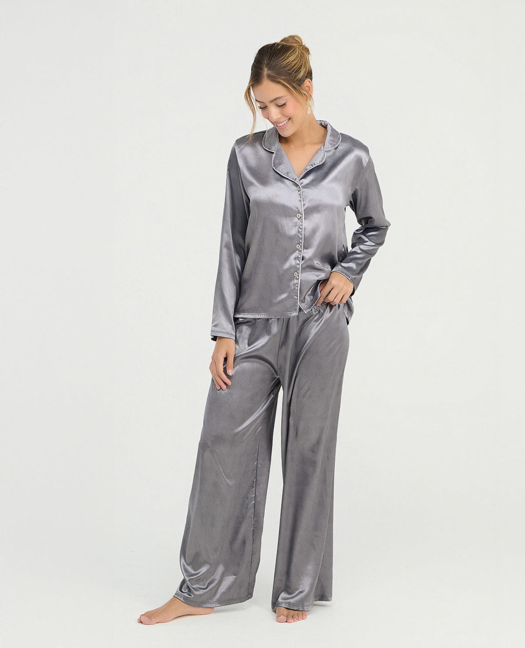Pijama de satín gris para mujer con camisa de manga larga, cuello clásico y pantalón relajado de tiro alto.