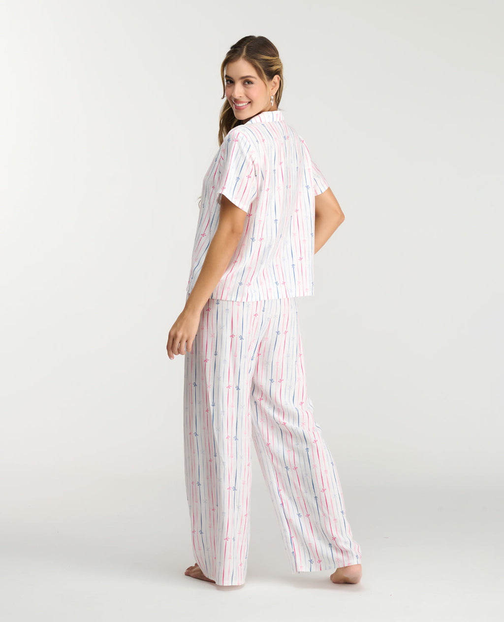 Pijama para mujer de pantalón largo y camisa manga corta en tejido plano con estampado de rayas verticales.