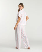 Pijama para mujer de pantalón largo y camisa manga corta en tejido plano con estampado de rayas verticales.