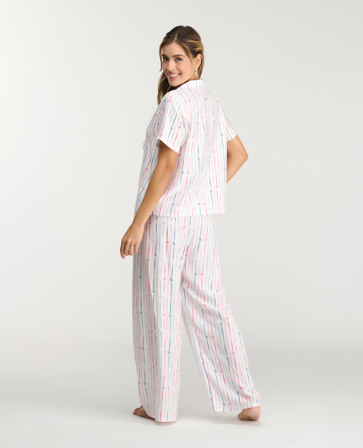 Pijama para mujer de pantalón largo y camisa manga corta en tejido plano con estampado de rayas verticales.