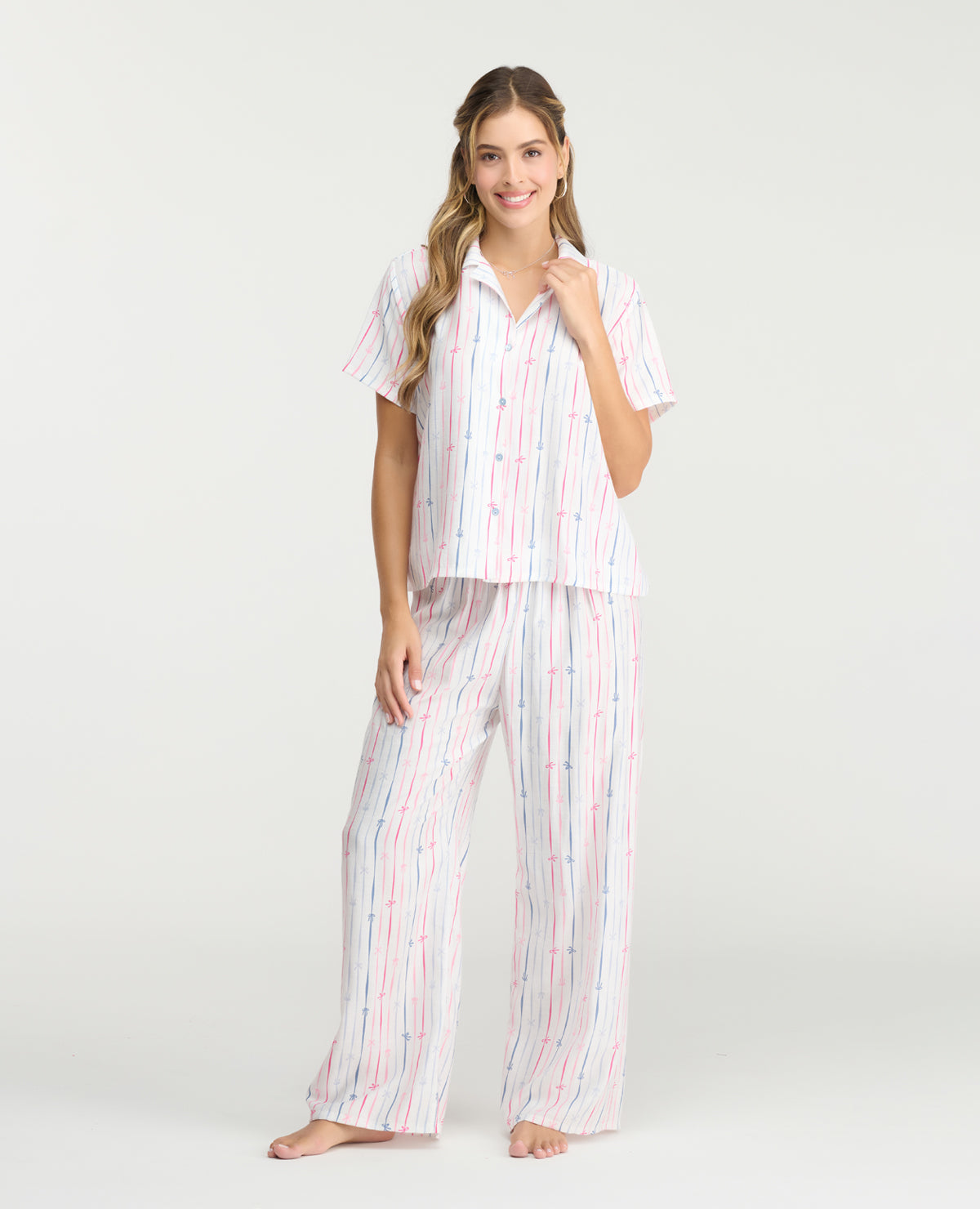 Mujer usando pijama de pantalón y camisa de manga corta a rayas, con botones y cintura elástica de St. Even.
