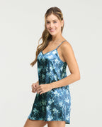 Pijama batola para mujer en satín azul con estampado floral, escote en V y tiras ajustables de silueta amplia.